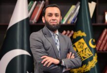 د خېبرپښتونخوا ګورنر فيصل كريم كنډي د سمندر پورې پاكستانيانو او مذهبي چارو وفاقي وزير چوهدري سالك حسېن سره ملاقات