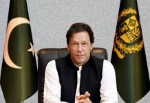 وزیر اعظم عمران خان نال وفاقی وزیر مخدوم خسرو بختیار اتے مشیر تجارت عبدالرزاق داود دی ملاقات، ای سی سی دے فیصلے بارے ڈسایا