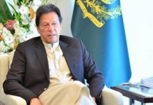 وزیرِ اعظم عمران خان نال حلیم عادل شیخ اتے اراکینِ قومی اسمبلی محمد اقبال آفریدی اتے ساجدہ بیگم دی ملاقات