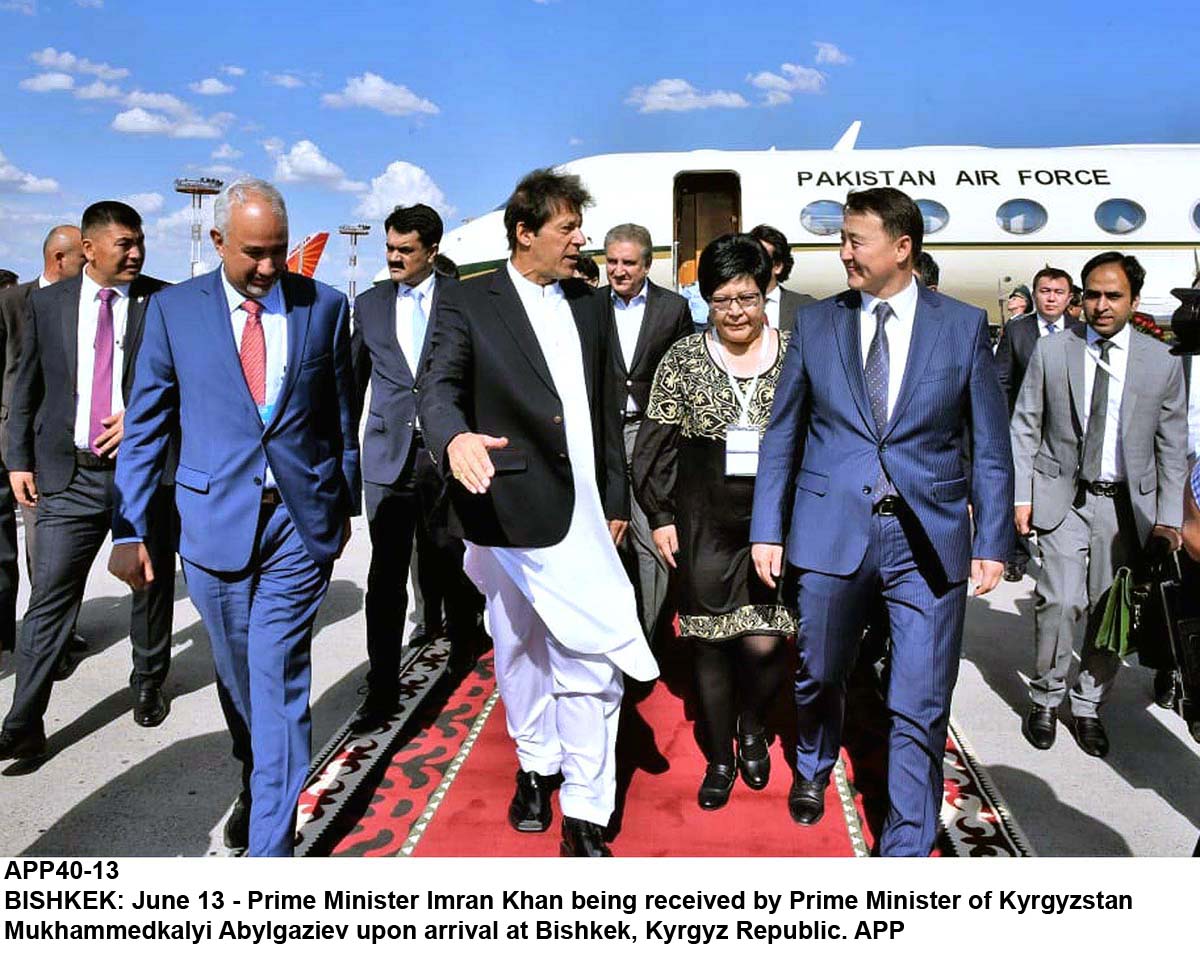 وزیراعظم عمران خان شنگھائی تعاون تنظیم دے سربراہ اجلاس اچ شرکت سانگے بشکک پج گن   کرغزستان دے وزیراعظم محمد کلئی ابولگزیف اتے وزیر صحت کسموسبیک سراﺅچ وزیراعظم دا استقبال کیتا