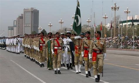 یوم پاکستان تے مسلح افواج دی پریڈ اچ ملائیشیا دے وزیراعظم مہاتیر محمد اعزازی مہمان ہوسن،آذر بائیجان دے وزیر دفاع، بحرین دے آرمی چیف اتے بئے ملکاں دے دستے شرکت کریسن،آئی ایس پی آر