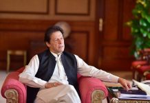 وزیراعظم عمران خان نال وفاقی وزیر مخدوم خسرو بختیار اتے مشیر تجارت عبدالرزاق داﺅد دی ملاقات