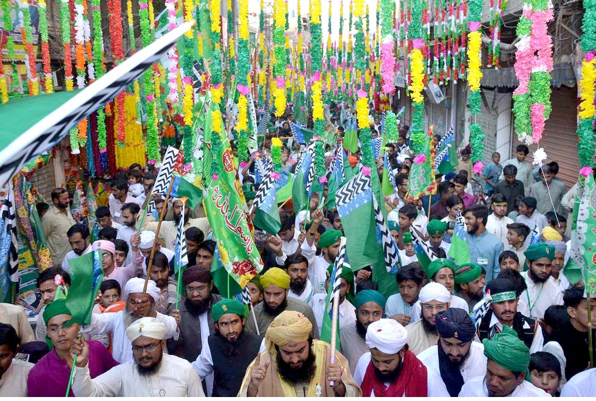 پورے ملک اچ جشن عید میلاد النبی ﷺمذہبی جوش، جذبے عقیدت تے احترام نال منایا گیا ،عاشقان رسول ﷺ ولوں وستی وستی ،جاہ جاہ رحمتہ العالمینﷺ دی آمد دا جشن جاری رہیا ،فضا درود و سلام نال معطر تھی گی