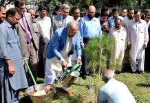 وزیراعظم دے مشیر خزانہ ڈاکٹر عبدالحفیظ شیخ 10 بلین ٹری سونامی شجرکاری مہم دے تحت وزارت خزانہ دے سبزہ زار اچ بوٹا لاتا