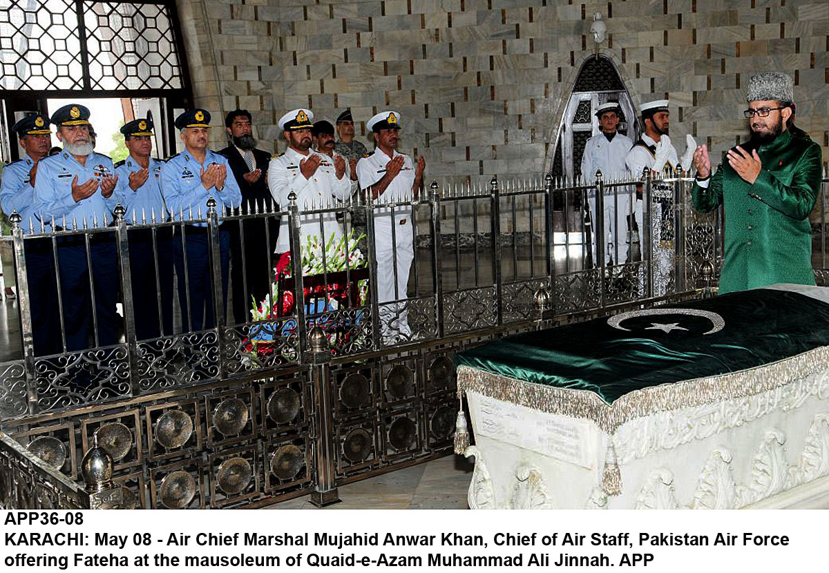 پاک فضائیہ دے سربراہ دی بانی پاکستان کوں خراجِ عقیدت پیش کرنڑ کیتے مزارتے حاضری