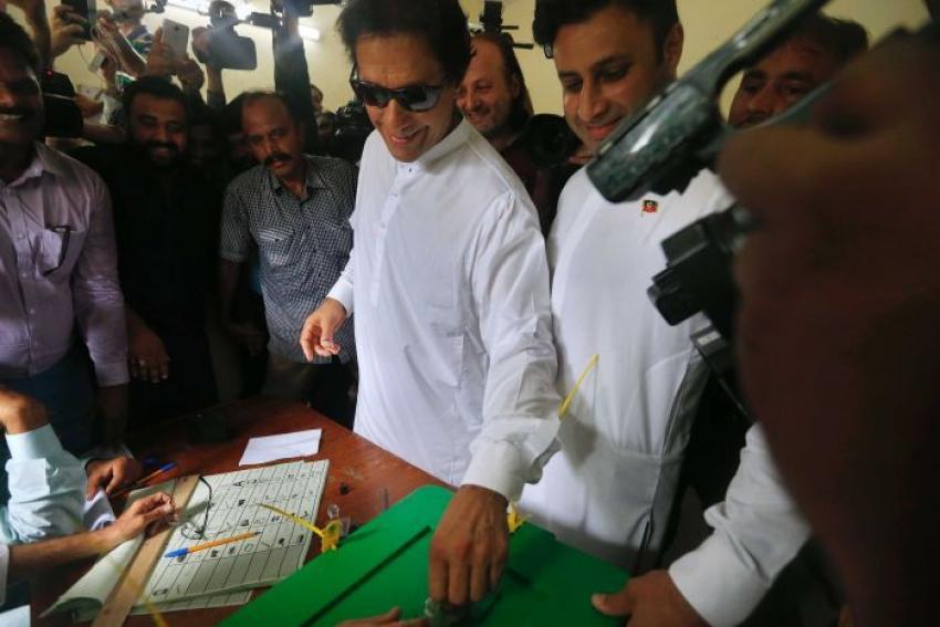 وزیراعظم عمران خان آڈت کوں ضمنی انتخابات کیتے حلقہ این اے 53 اچ اپنڑا ووٹ پاتے